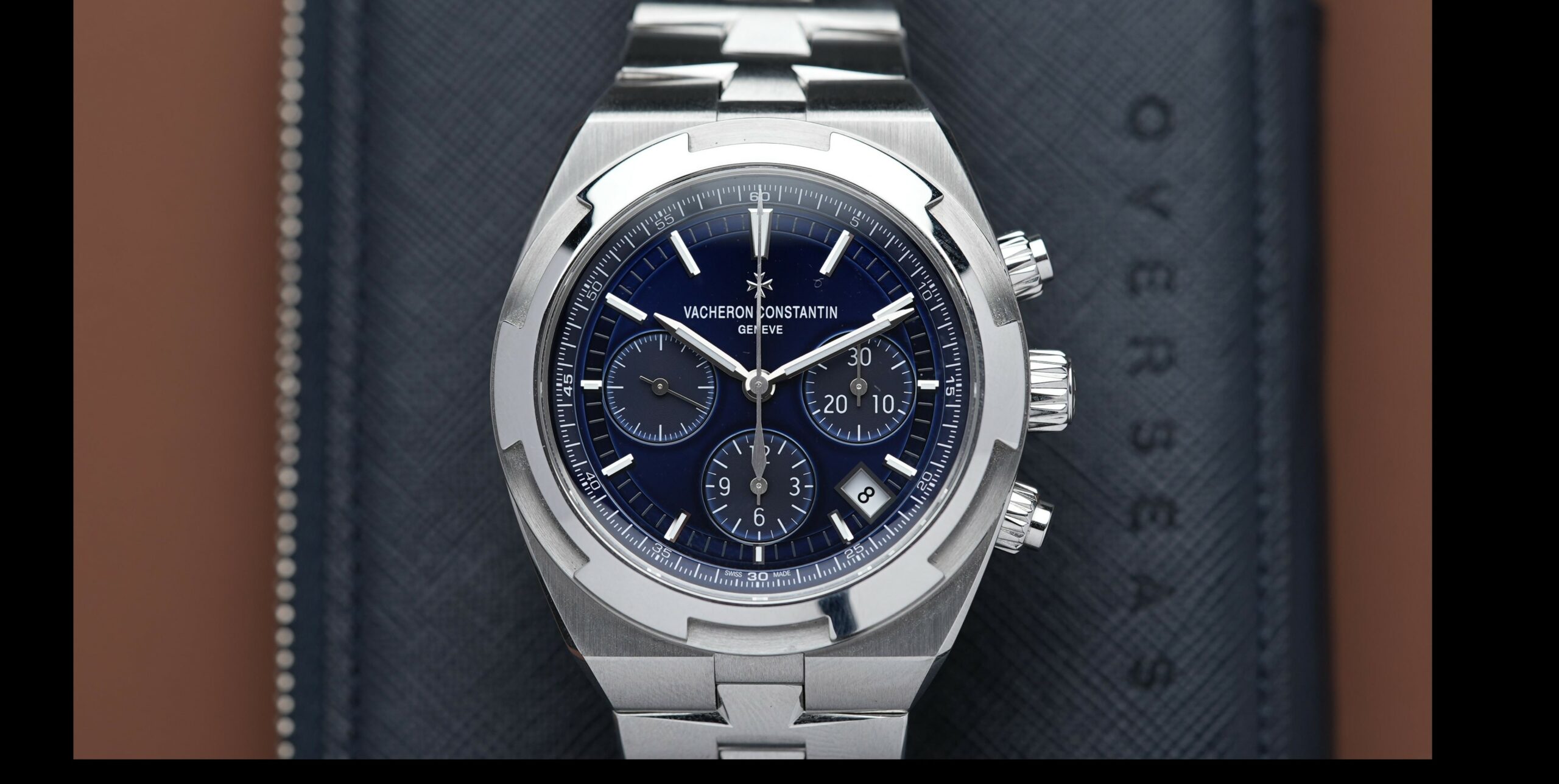 Vacheron Constantin X55A9467 Overseas Chronograph Automatic Blue Dial Men's  Watch 5500V/110A-B148. 42.5mm Like New 2019 Box/Papers