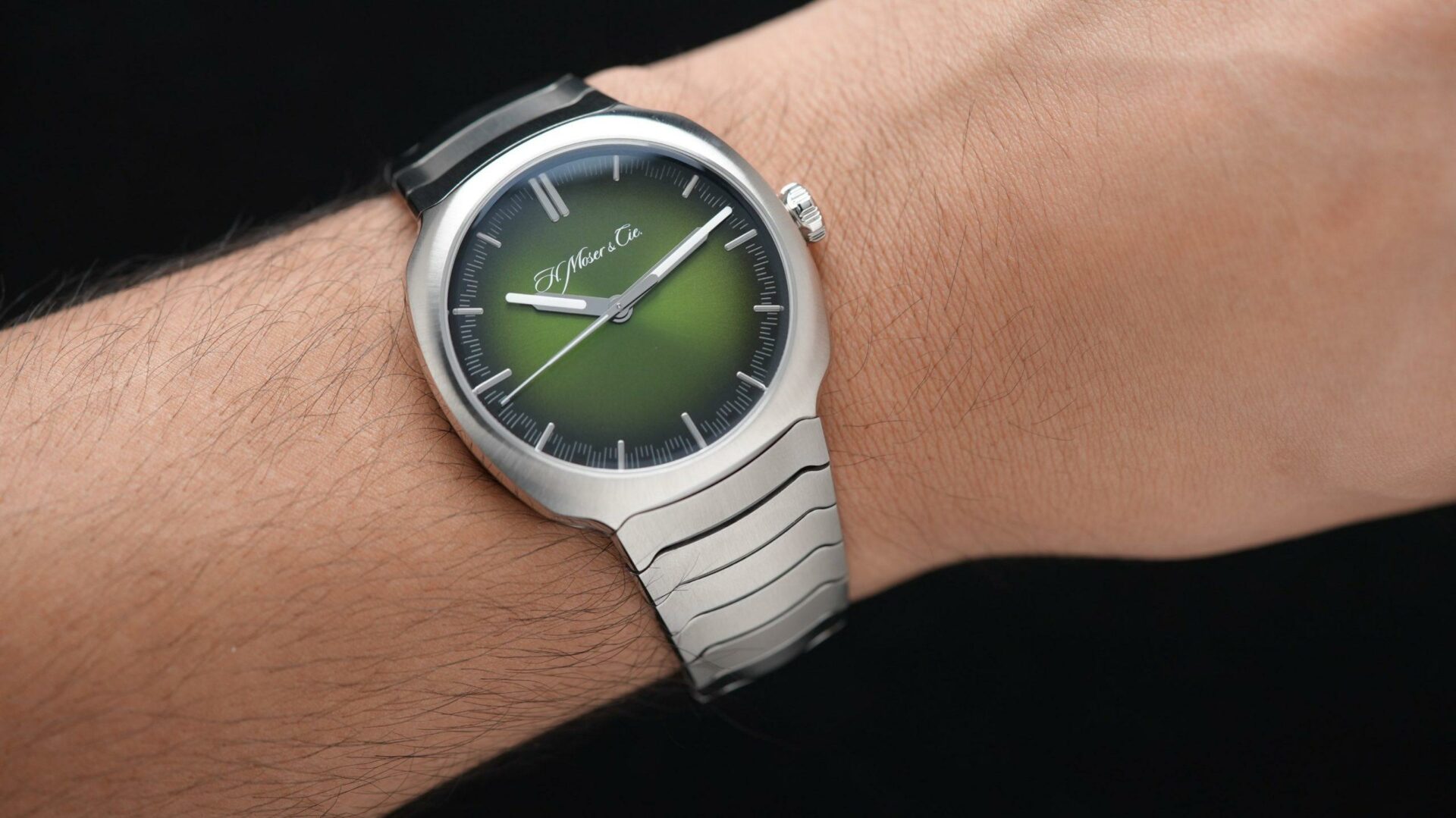H.Moser & Cie. STREAMLINER CENTRE SECONDS Matrix Green fume being displayed on wrist.