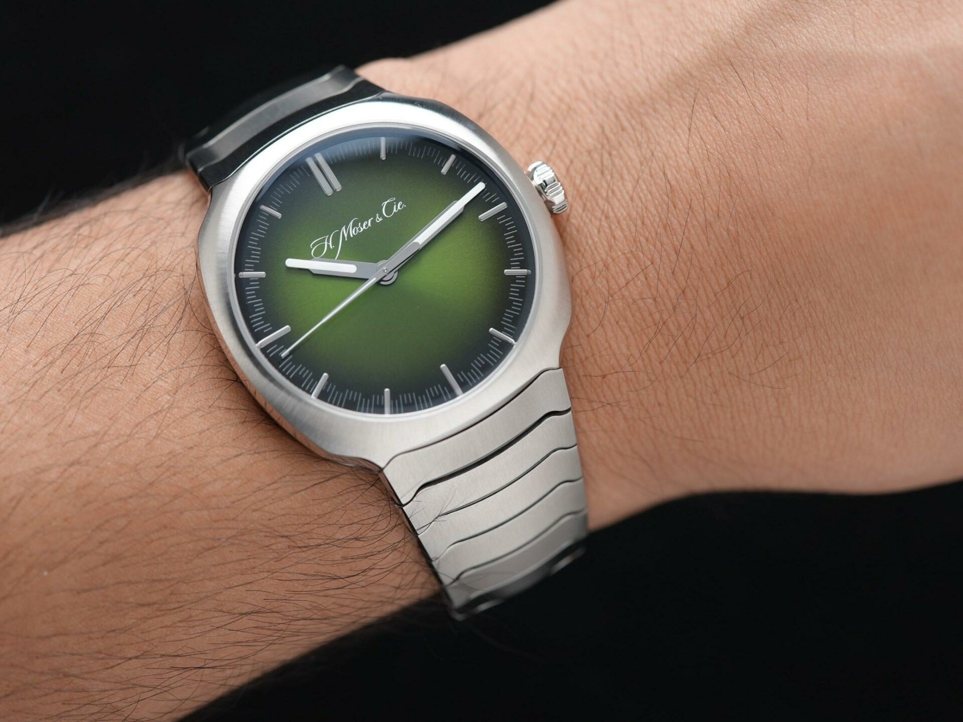 H.Moser & Cie. STREAMLINER CENTRE SECONDS Matrix Green fume being displayed on wrist.