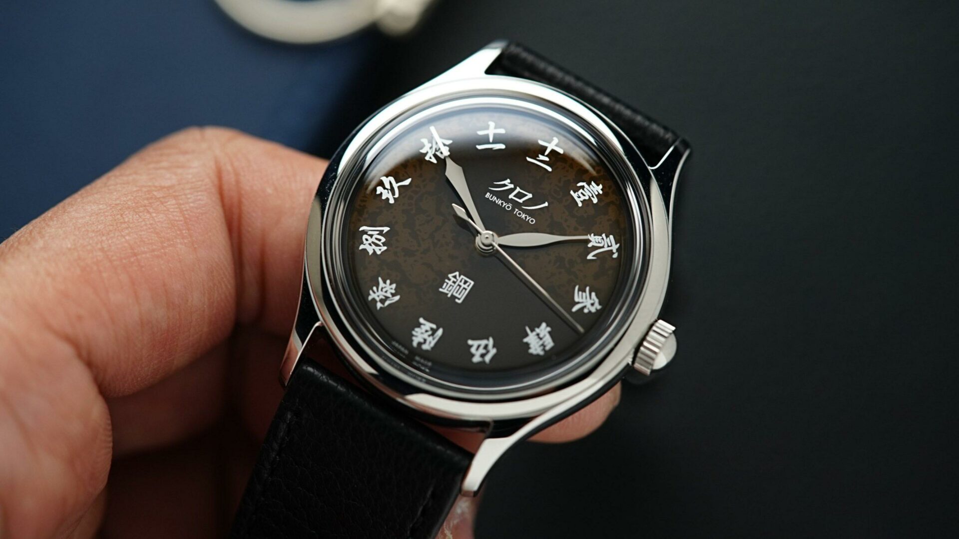 Kurono Tokyo Grand Hagane Limited being held and displayed in hand.