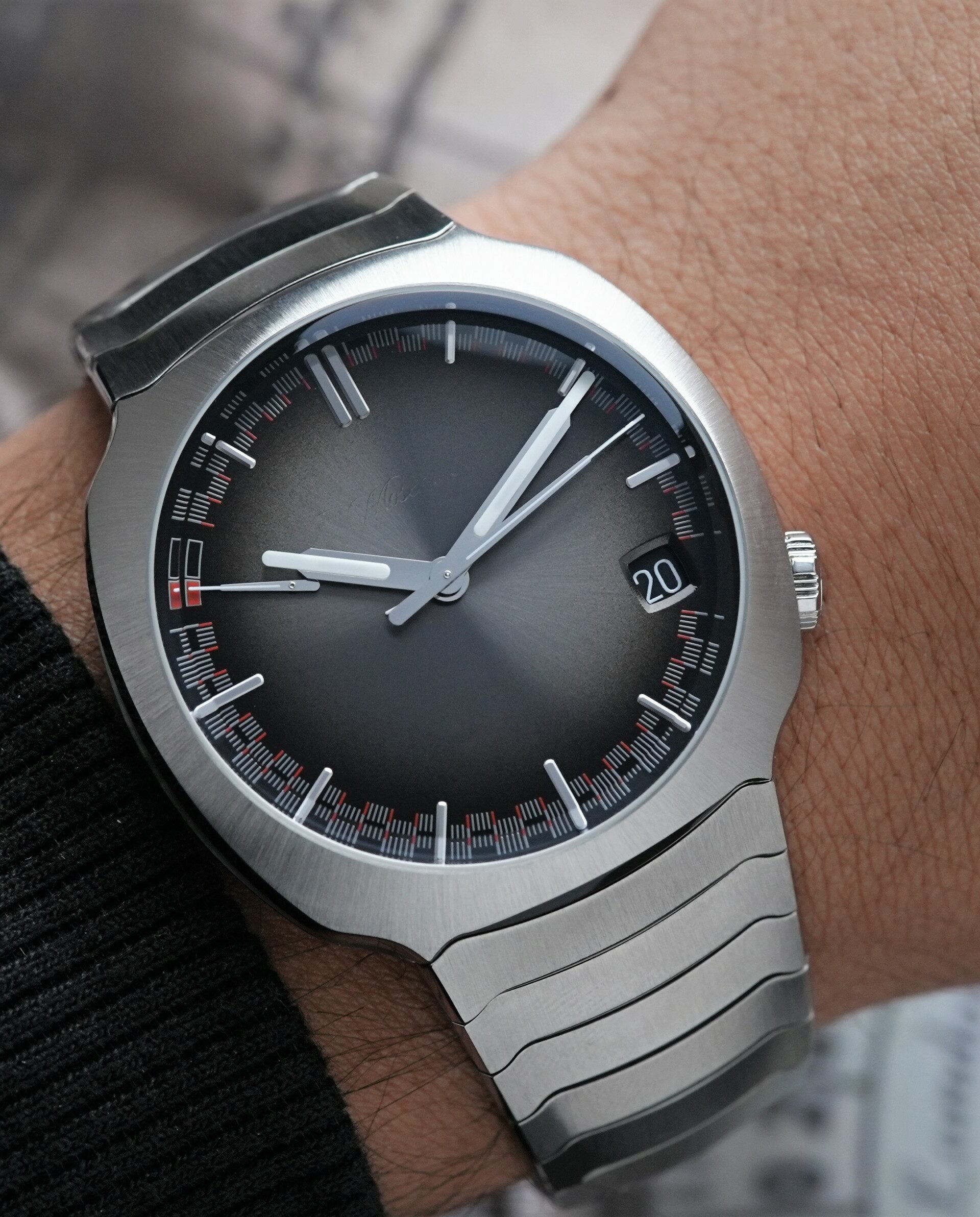 H.Moser & Cie. Streamliner Perpetual Calendar 6812-1200 watch featured on the wrist.