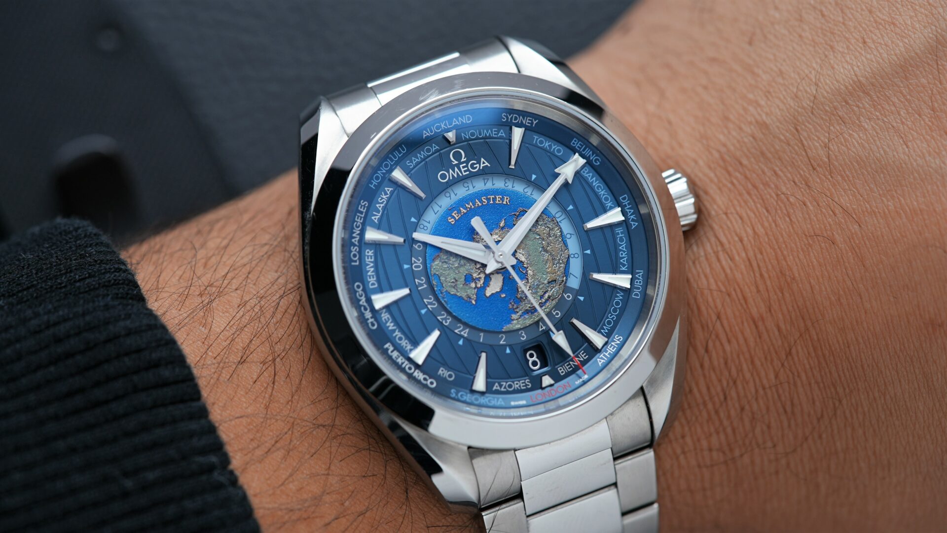 Omega Seamaster Aqua Terra 220.10.43.22.03.001 watch featured on the wrist.