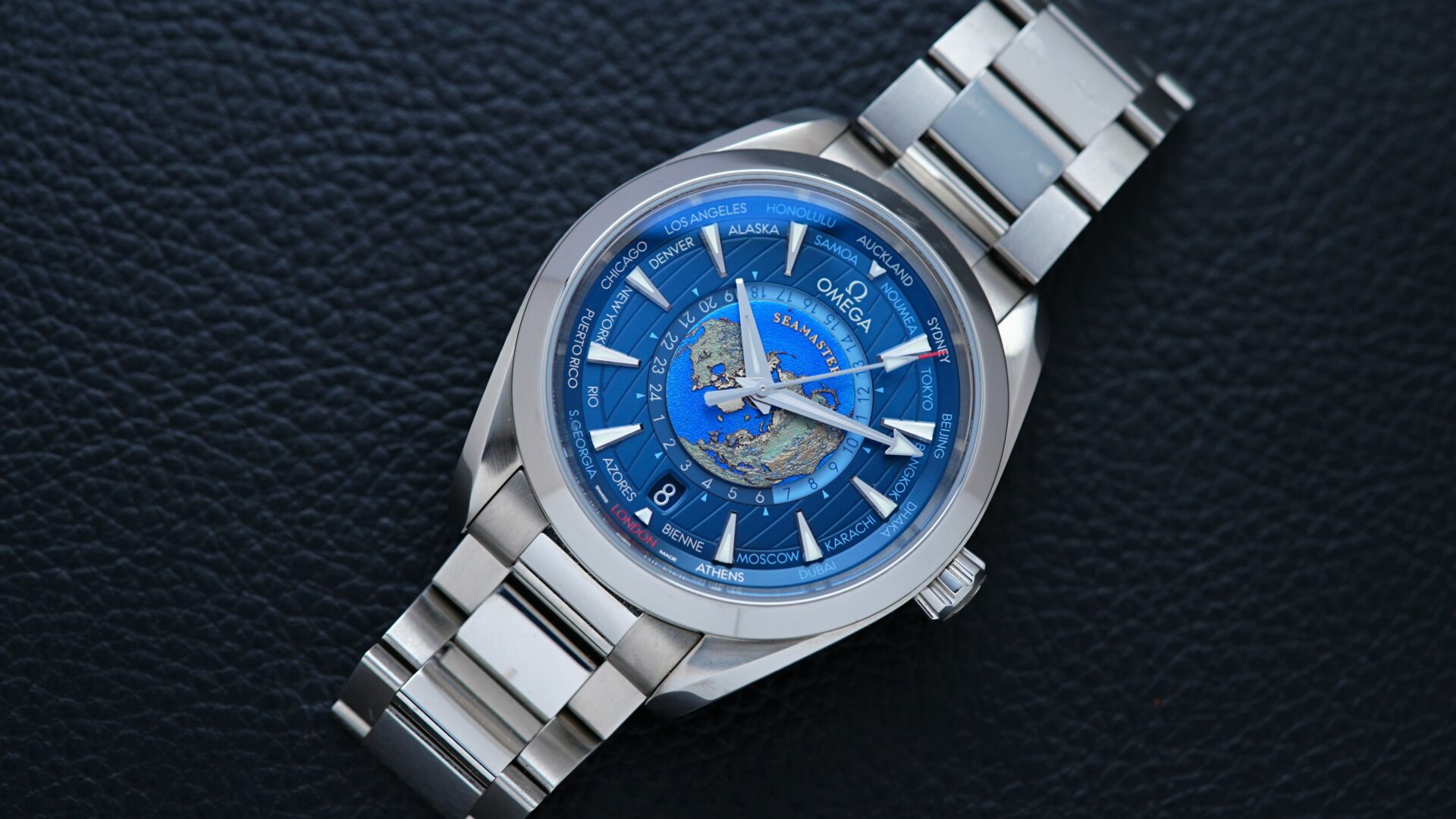 Omega Seamaster Aqua Terra 220.10.43.22.03.001 watch on display under white light.