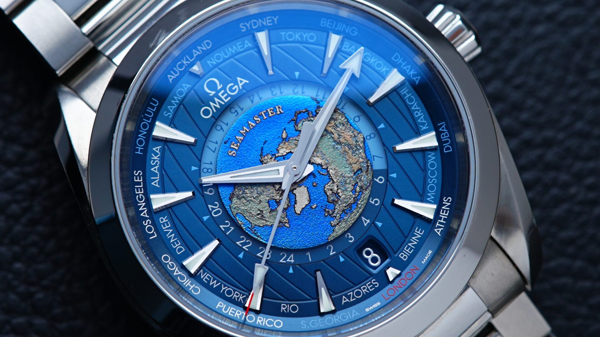 Omega Seamaster Aqua Terra 220.10.43.22.03.001 watch macro shot.