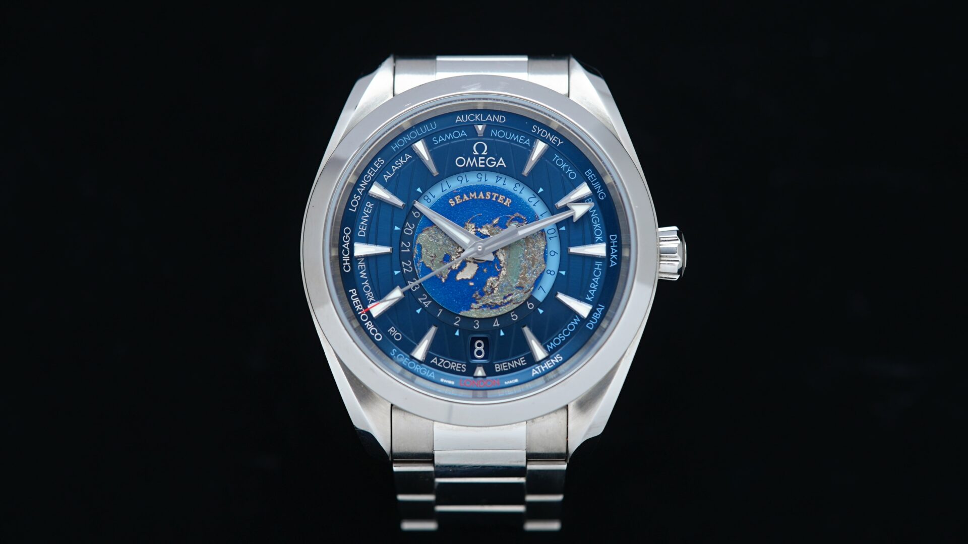 Omega Seamaster Aqua Terra 220.10.43.22.03.001 watch featured under white lighting.