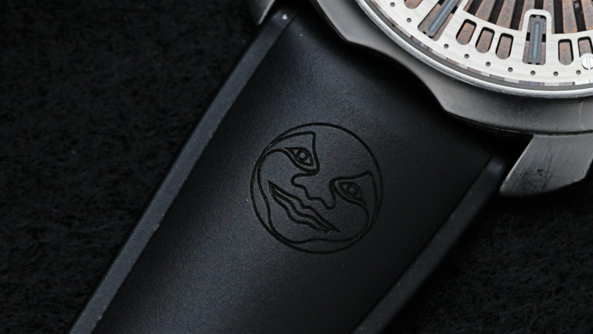 Rubber strap with Sarpaneva sunface logo on the Sarpaneva Super1 watch.